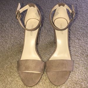 Nine West open toe block heel. Nude
